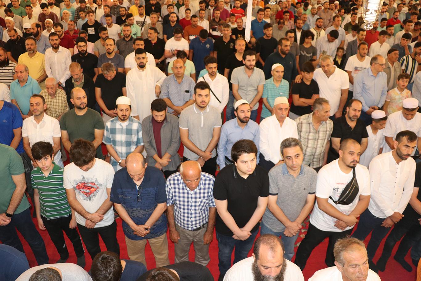 İstanbul’da bayram sevinci kılınan namazla başladı İstanbul’da bayram sevinci kılınan namazla başladı